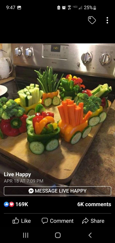 Instead of birijy veggies tray try a veggies train Veggies Tray, 4th Of July Cocktails, Spring Appetizers, Vegetable Tray, Baby Shower Treats, Party Trays, Cocktail Sauce, Cute Ideas, Veggie Tray