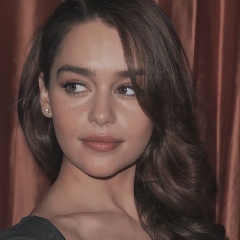 Emilia Clarke Dark Hair, Emilia Clarke Aesthetic, Amelia Clarke, Emilia Clarke Pics, Emily Clarke, Emilia Clarke Style, Jon Snow And Daenerys, 2024 Books, Brown Hair Blue Eyes