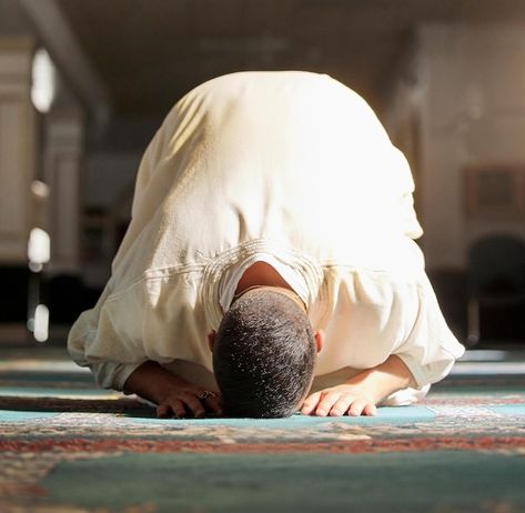 Photo islam religion and prayer of a mus... | Premium Photo #Freepik #photo #sholat #muslim-prayer #islamic-pray #man-praying Photo Islam, Culture People, Spiritual Faith, Arab Culture, Muslim Men, Islam Religion, People Sitting, Premium Photo, Ramadan