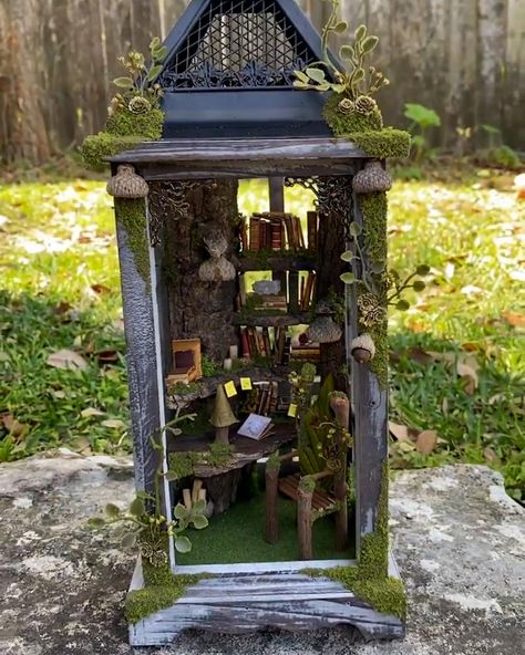 The Fairy Forest | I wish I was a fairy so I could live in these magical miniatures 🥺 Thanks to: (https://www.instagram.com/thefaeryforest/) 🧚‍♀️ | By Nifty Woodland Christmas Decor, Tiny Paintings, Fairy Tree Houses, Fairy House Crafts, Terrarium Ideas, Fairy Homes, Fairy Lanterns, Fairy House Diy, Lantern Ideas