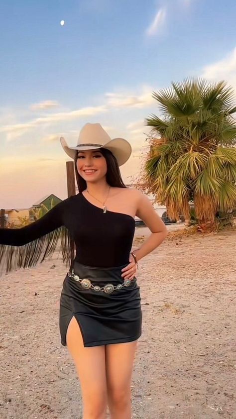 Tejana Outfits Women, Rancho Outfits For Women, Beliconas Outfits, Jaripeo Outfits Summer, Ranch Party Outfit, Black Dress Western Outfit, Hacienda Outfit, Mexico Outfits Rancho, Rancho Outfit Mexican