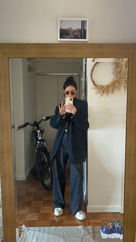 Oversized black blazer outfit Oversized Blazer Outfit Winter, Black Blazer Outfit Winter, Oversized Blazer Outfit Work, Blazer Oversize Outfits, Oversized Black Blazer Outfit, Oversize Blazer Outfit, Oversized Black Blazer, Oversized Blazer Outfit, Study Outfit