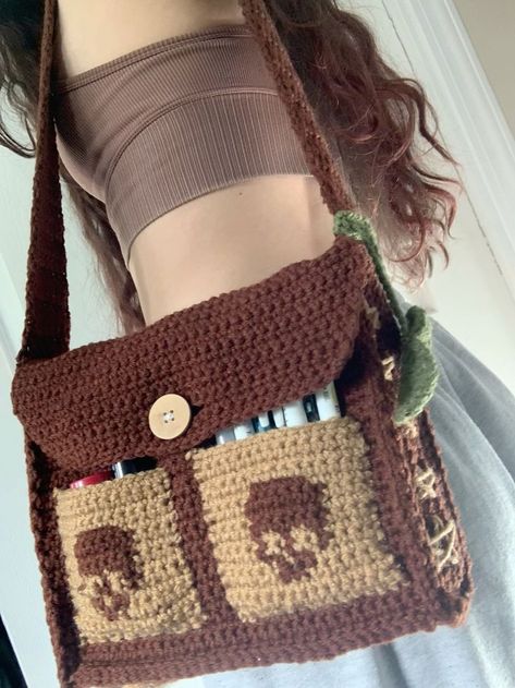 Best Crochet Messenger Bag Ideas: Stylish And Functional Crochet Messenger Bag, Crochet Backpack Pattern, Crochet Backpack, Crochet Design Pattern, Kawaii Crochet, Crochet Clutch, Crochet Fashion Patterns, Diy Crochet Projects, Bag Crochet