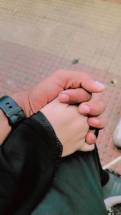 Hand Pic For Couple, Cute Couple Hand Dpz, Couple Hand Pics Snapchat, Hand In Hand Couple Snapchat, Couples Hands Holding Dpz, Hand Couple Pic, Hand Pics Couple, Couple Hand Snap, Couple Hand Pic For Dp