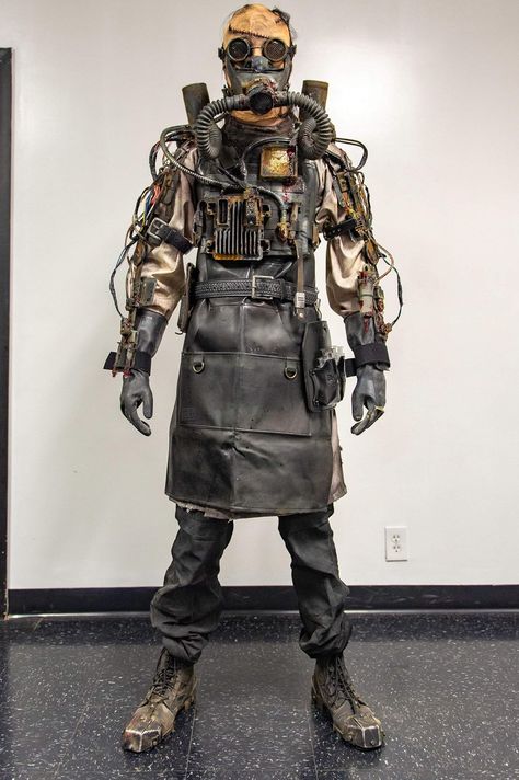 Post Apocalyptic Scientist, Post Apocalyptic Clothes, Salvage Punk, Outfit Drawing Ideas, Apocalypse Armor, Apocalyptic Outfit, Post Apocalyptic Outfit, Apocalyptic Costume, Wasteland Warrior