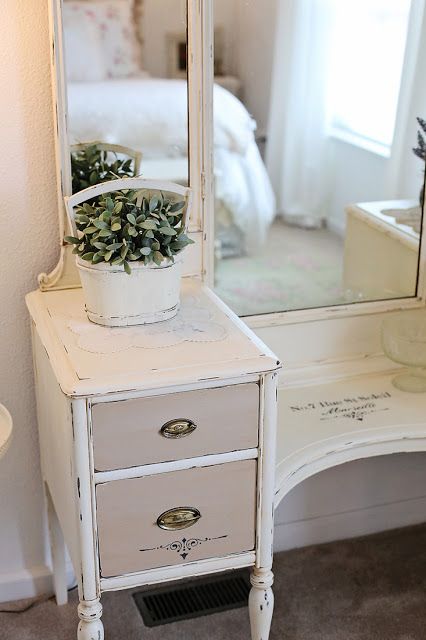 vanity makeover Chalk Paint Vanity Makeup, Painted Vanity Makeup, Antique Vanity Makeover, Painted Vanities, Upcycled Vanity, Vintage Vanity Makeover, Paint Vanity, Vanity Desks, Vanity Update