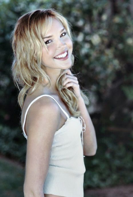 Adorable actress/model Arielle Kebbel. Arielle Kebbel 2000s, Ariel Kebbel, Arielle Kebbel, Hairstyles And Haircuts, Celebrity Hairstyles, Gilmore Girls, Hair Colors, Ariel, Celebrity Crush