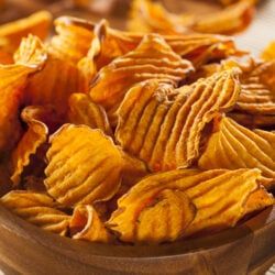 Butternut Squash Chips, Squash Chips, Thanksgiving Brunch, Healthy Version, Vegetarian Curry, Sweet Potato Chips, Deep Frying, Sliced Potatoes, Protein Snacks