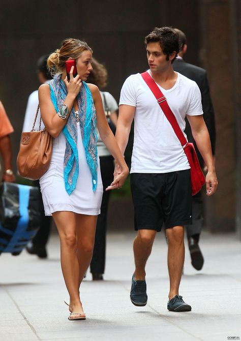 Blake Lively and Penn Badgley, they got great style together Dan Gossip Girl, Dan Humphrey, How To Wear Vans, Nate Archibald, Penn Badgley, Gossip Girl Outfits, Outfits 2000s, Chuck Bass, Family Shirts Matching