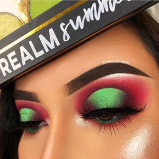 Christmas Eyeshadow, Eye Makeup Cut Crease, Christmas Eye Makeup, Christmas Makeup Look, Simple Makeup Looks, Green Makeup, Red Makeup, Colorful Eye Makeup, Makeup Eye Looks