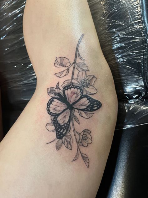 #tattoosforwomen #tattoo #knee #legtattoo #butterfly #flowertattoo Side Knee Butterfly Tattoo, Butterfly Knee Tattoos Women, Side Knee Tattoo, Above The Knee Tattoos Women, Side Thigh Tattoos Women, Butterfly Thigh Tattoo, Tattoo Knee, Knee Tattoos, Butterfly Tattoo Stencil