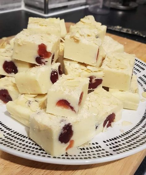 Coconut Ice Recipe, Fudge With Condensed Milk, Slow Cooker Rice Pudding, Slow Cooker Fudge, Ice Recipe, Maple Fudge, Peppermint Crisp, Making Sweets, Fudge Ingredients