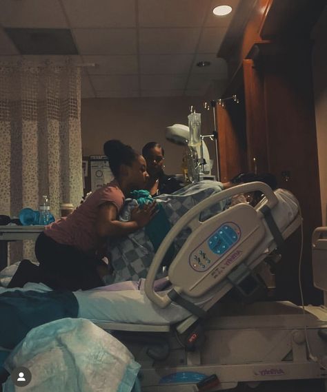 Home Birth Black Women, Giving Birth Photos Labor Delivery Room, Night Doula, Black Doula Aesthetic, Labor And Delivery Photos, Home Birth Aesthetic, Doula Photoshoot, Labor And Delivery Nurse Aesthetic, Midwifery Aesthetic