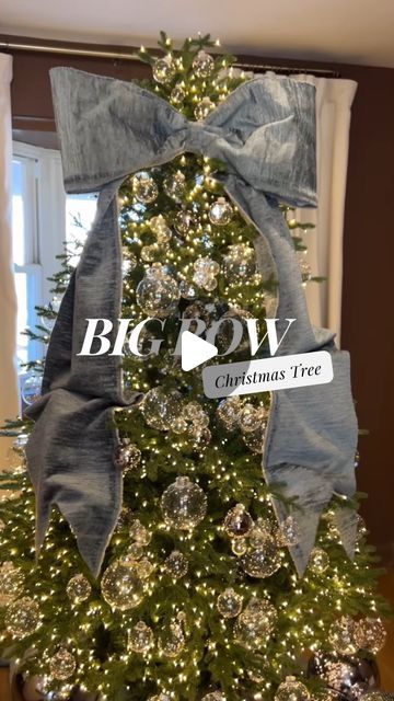 Rashida Banks | Home Decor 🏡 on Instagram: "Here’s a tutorial of the DIY Big Bow that I did for my Christmas Tree 2 years ago. This year I’m doing the same thing but with a different color bow.  Let me know if you have questions and if you’re going to hop on the BIG BOW trend #bigbow #christmasdecor" 2025 Christmas Tree Trends, Big Bow Tutorial, Big Bow Christmas Tree, Diy Big Bow, Bow Trend, Christmas Tree Bows, Bow Tutorial, Big Bow, Diy Christmas Tree