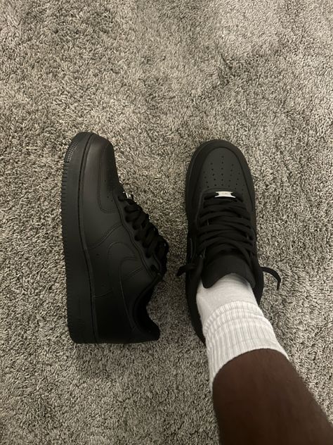 Black Air Forces Outfits, Black Air Force Outfit, Black Air Force 1 Outfit, Nike Air Force Black, Black Force, Black Air Force 1, Pretty Sneakers, White Nike Shoes, Black Nike Shoes