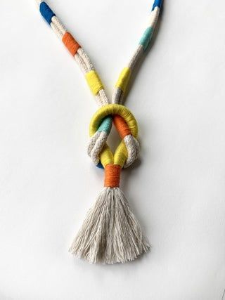 Chunky Macrame Necklace, Wrapped Rope Necklace Diy, Thread Jewellery Rope Necklace, Diy Rope Necklace Tutorial, Knotted Necklace Diy, Rope Macrame, Macrame Colar, Tassel Crafts, Funky Necklace