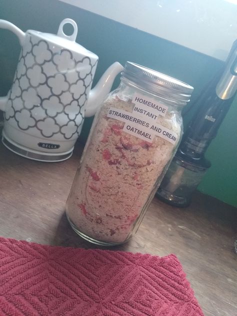 Freeze Dried Apples, Instant Oatmeal Recipes, Strawberries And Cream Recipe, Pantry Mixes, Strawberries And Cream Oatmeal, Homemade Instant Oatmeal, Apples And Cinnamon, Breakfast In A Jar, Dry Mixes