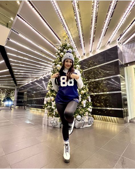 Dallas Cowboys Gameday Outfit, Dallas Cowboys Football Game Outfit, Nfl Football Game Outfit Winter, Dallas Cowboy Outfits Woman, Cowboys Football Game Outfit, Cute Superbowl Outfits, Winter Nfl Game Outfit, Cowboys Game Outfit, Nfl Game Day Outfit Woman Winter