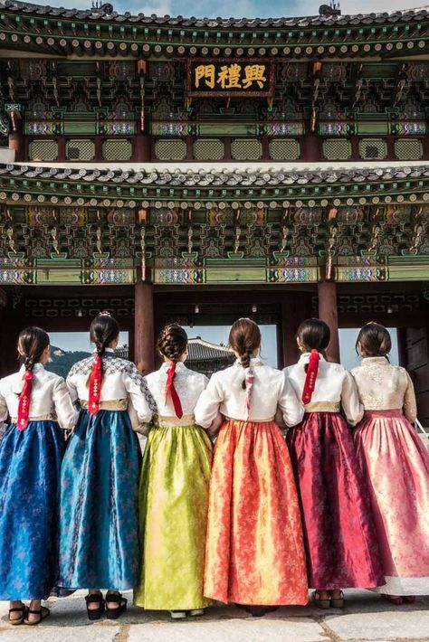 At the Gyeongbokgung Palace in Seoul, Korea, people in traditional dress were admitted free for this day of Korean music and culture at the huge complex. Korean Night, South Korea Culture, South Korea Fashion, Gyeongbokgung Palace, Seoul Korea Travel, Korea Wallpaper, South Korea Seoul, Korean Traditional Dress, Asian Cosplay