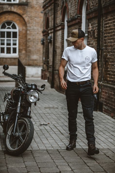 Classic Motorcycle Outfit, Biker Street Style, Motorcycle Men Outfit, Biker Mens Fashion, Cafe Racer Style Men, Biker Men Outfit, Mens Motorcycle Outfit, Biker Outfits Men, Gentleman Motorcycle Style