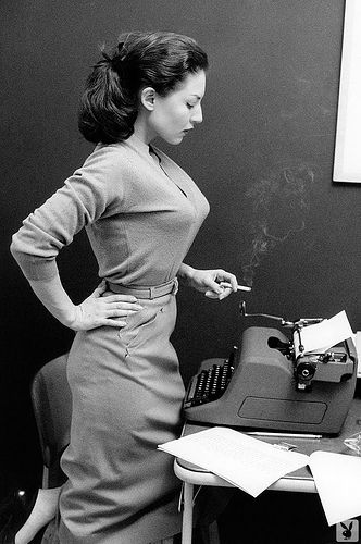 Vintage Secretary...yep, remember when I was in a typing pool at age 18.  Typewriters all lined up in a row with my friends. Bullet Bra, Swinging Sixties, Look Retro, Jennifer Morrison, Photo Vintage, A Desk, Moda Vintage, 인물 사진, Fashion Vintage