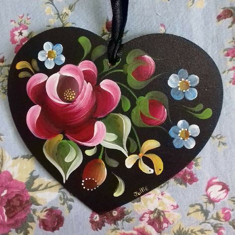 Pintura en madera Heart Art Projects, Rosemaling Pattern, Tole Decorative Paintings, Norwegian Rosemaling, Folk Art Flowers, Acrylic Painting Lessons, Country Paintings, Boat Art, Scandinavian Folk Art