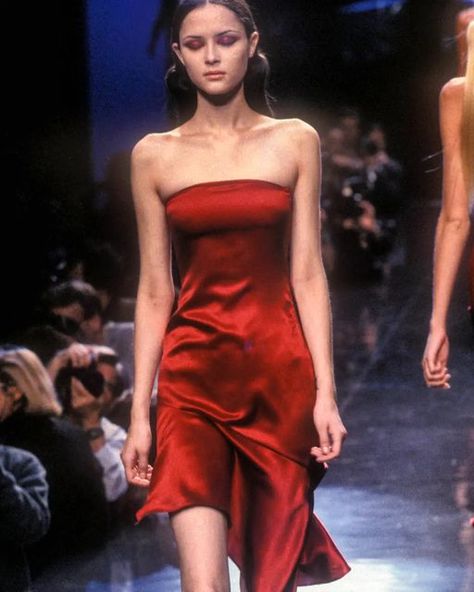 Tasha Tilberg, 90s Versace, Versace Spring, Versus Versace, Atelier Versace, Linda Evangelista, Donatella Versace, Gianni Versace, 90s Fashion