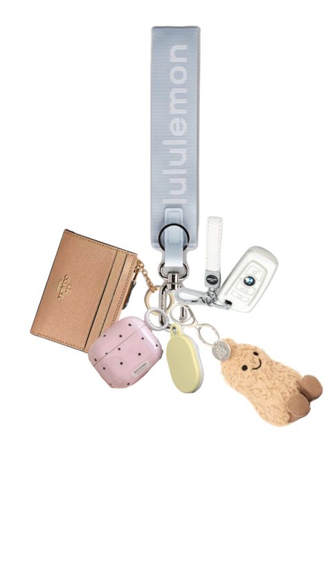 Car Keychain Ideas, Headphones Apple, Car Honda, Girly Car Accessories, Car Deco, Giveaway Gifts, Girly Car, Car Essentials, Handbag Essentials