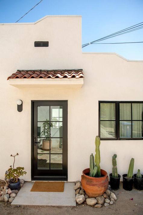 How a Spanish bungalow in L.A. went from sad to sexy (Hint: There's an ADU rental) Simple Spanish Style Homes, Spanish Style Townhouse, Spanish Villa Home Exterior, California Spanish Bungalow, Spanish Villa Home, Spanish Style Home Exterior, Modern Spanish Style, Ideas Terraza, Yard Remodel