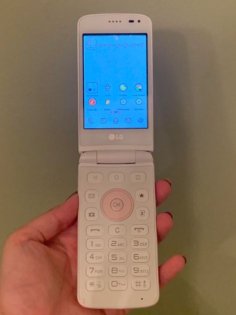 Lg Lollipop Flip Phone, 2000s Phone, Flip Phone Aesthetic, 2000 Aesthetic, Vasos Vintage, Apple Stock, Retro Gadgets, New Technology Gadgets, Retro Phone