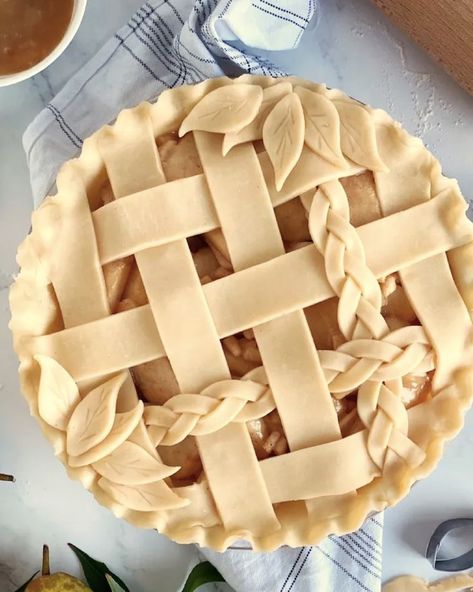 Salted Caramel Pie Recipe, Thanksgiving Pie Crust, Apple Pie Designs, Fall Apple Pie, Pie Lattice, Caramel Pie Recipe, Salted Caramel Pie, Fancy Pie Crust, Apple Pie Lattice