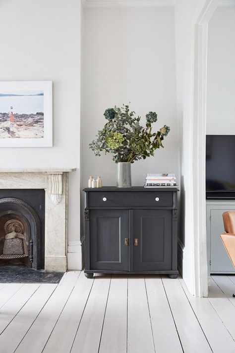 darville-n16-new-london-houses-007 White Floorboards, Painted Floorboards, Plants Stand, Stand Ideas, Ideas Vintage, Grey Flooring, Style Deco, Grey Cabinets, White Room