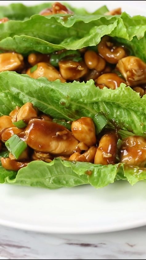 EASY Cashew Chicken Lettuce Wraps…this delicious recipe tastes better than take out and is done in 20 minutes. A one pot dish the whole family will love! #easy #easyrecipe #healthy #healthyrecipe #chicken #recipe #recipevideo #iheartnaptime Cashew Chicken Lettuce Wraps, Easy Cashew Chicken, Lettuce Wrap Recipes, Chinese Cooking Recipes, Cashew Chicken, Chicken Lettuce Wraps, Master Chef, Chinese Cooking, Idee Pasto Sano