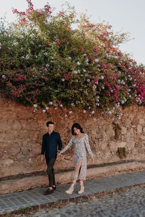 Engagement photos in the streets of San Miguel de Allende, Mexico. Candid Engagement Photos, City Engagement Photos, Photos Inspo, Carmel By The Sea, Pondicherry, City Engagement, Romantic Photos, Couple Shoot, Engagement Shoot