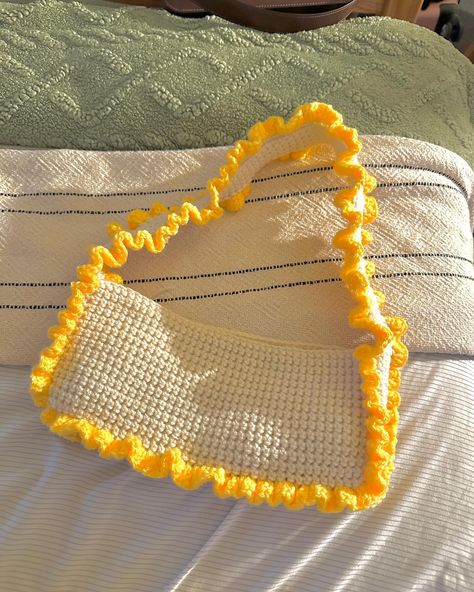 Crochet Bag With Ruffle, Crochet Inspo For Fall, Crochet Ruffle Bag, Cute Crochet Bags, Yellow Crochet Bag, Hand Bag Crochet, Crochet Hand Bag, Crochet Coquette, Ruffle Bag