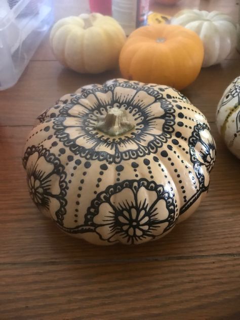 Diwali Pumpkin Painting, Draw On Pumpkins With Sharpie, Sharpie Pumpkin Art, Boho Pumpkin Painting, Henna Pumpkin, Halloween Bbq, Mandala Pumpkin, Pumpkin Queen, Halloween Pumpkins Painted