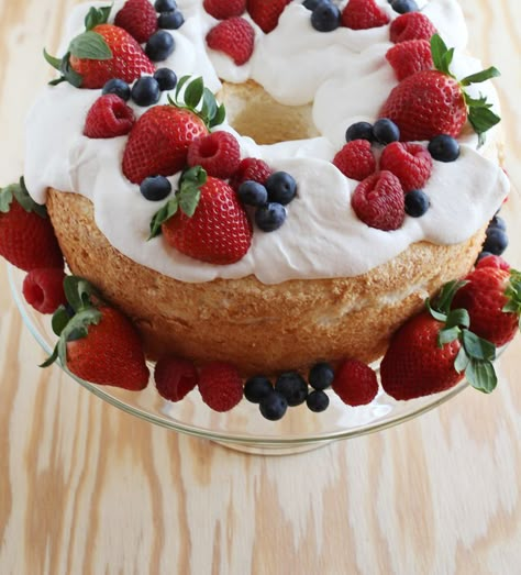 Super easy cake decorating: freshly whipped cream and fresh berries on Angel food cake #DIY #easy #cake Angel Food Cake Decorating, Rodjendanske Torte, Tube Pan, Food Bakery, Torte Cupcake, Birthday Cake Recipe, Easy Cake Decorating, Angel Food Cake, Angel Food