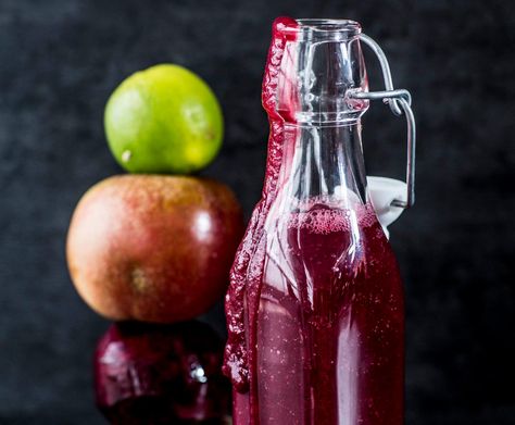 Detoxen angesagt? Dann kommt ihr an diesem Smoothie nicht vorbei: Rote Bete hilft gegen Kopfschmerzen, Ingwer wirkt entzündungshemmend und Äpfel sind ohnehin kleine Medizinwunder! Auch perfekt als Katerfrühstück! Detox Smoothie, Smoothie, Food And Drink, Fruit, Drinks