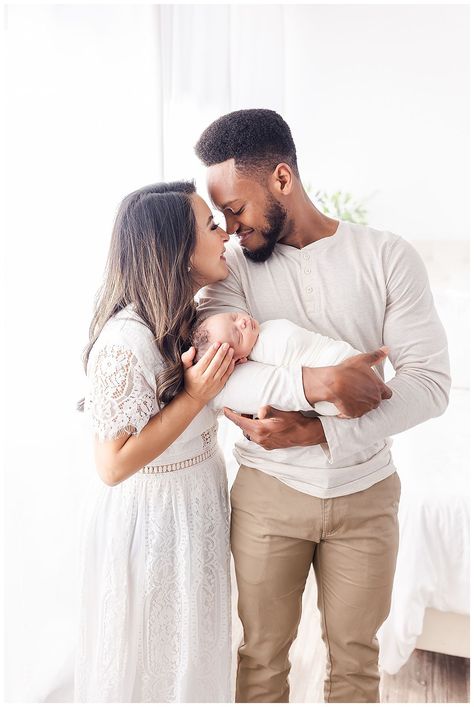 White Dress Newborn Photos, Cream Newborn Photography, Newborn Photos Neutral Colors, Newborn Family Poses Studio, Newborn Session Outfits For Mom, Newborn Family Session Studio, White Sheet Newborn Photoshoot, Parent Outfits For Newborn Photos, All White Newborn Family Photography