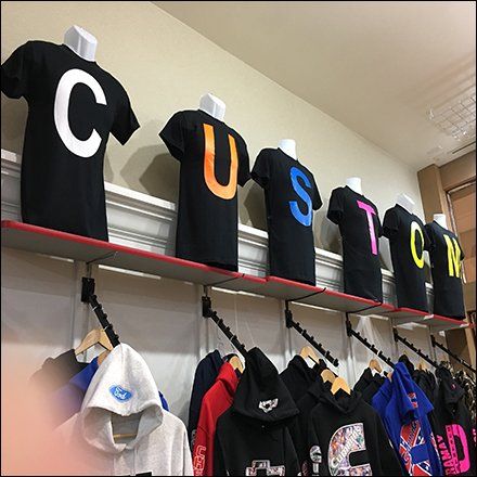 Custom T-Shirt Shout-Out from Shelf-Top Tshirt Display Ideas Retail, Small Shop Interior, Boutique Displays, Gift Shop Interiors, T-shirt Display, T Shirt Factory, Tshirt Display, Clothing Store Design, Shirt Display