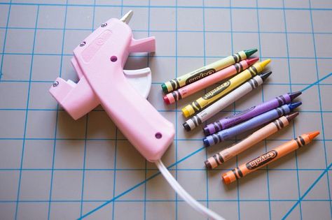 Use crayons and a hot glue gun to create a wax seal. Hot Glue Art, Do It Yourself Decoration, Seal Craft, Diy Glue, Glue Art, Diy And Crafts Sewing, Easy Craft Projects, Diy Pallet Projects, Easy Craft