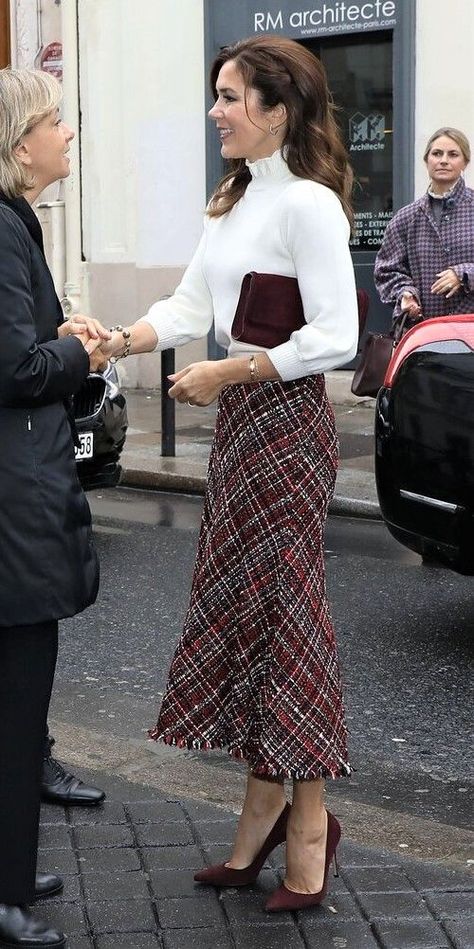 Kate Middleton Skirt, Royal Clothing, Chic Skirts, Kate Middleton Style, Princess Mary, Fashion Images, International Fashion, Classy Women, Royal Fashion