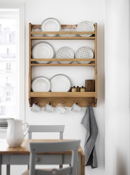 Have an awkward space in your dining room? A small wall can still serve as great display art for your dishware. Change it throughout the season to refresh the look inside as it does outside. Ikea Kitchen Shelves, Kitchen Shelf Unit, Dapur Ikea, Plate Shelves, Ikea Wall, Plate Rack, Fa Fal, Plate Racks, Rack Design