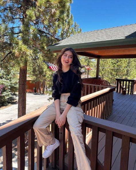 Aditi Bhatia, Casual College Outfits, Chique Outfits, Pose Fotografi, Desi Fashion Casual, Stylish Photo, Stylish Photo Pose, Everyday Fashion Outfits, Casual Day Outfits