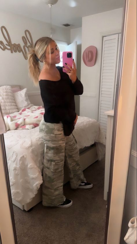 Camo Outfits Aesthetic, Camo Pants Outfits, Cute Camo Outfits, Style Camo Pants, Aesthetic Pants, Camo Outfit, Camo Pants Outfit, Highschool Outfits, Nyc Fits