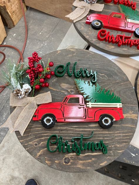 Little red truck christmas sign. Scroll saw art Christmas Scroll Saw Projects, Wood Christmas Signs Diy, Scroll Saw Signs, Scroll Saw Christmas Projects, Christmas Scroll Saw Patterns, Red Truck Pattern, Laser Games, Wood Christmas Signs, Woodworking Christmas