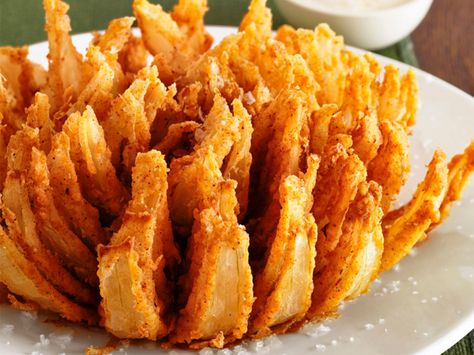 Inspired by Outback Steakhouse: Almost-Famous Bloomin' Onion : You know it, you love it: Outback Steakhouse's Bloomin' Onion. The restaurant chain wouldn't share the recipe for its famous appetizer, so Food Network Kitchen fired up a perfect imitation. Scoops Appetizers, Loafs Recipes, Tostitos Recipes, Fodmap Appetizers, Autumn Appetizers, Speggetti Recipes, Appetizers Mexican, Delish Appetizers, Appetizers Fall