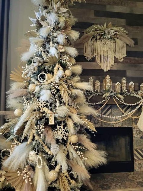 Christmas Tree Ideas Pampas, Boho Theme Christmas Tree, Christmas Tree Bohemian, Hobo Christmas Tree, Pompous Grass Christmas Tree, Boho Xmas Tree, White Boho Christmas Tree, Boho Christmas Tree Bohemian, Christmas Tree With Feathers