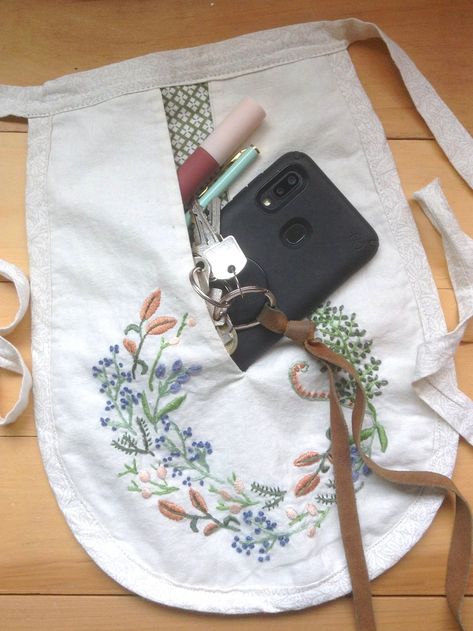 Embroidered Purse Diy, Colonial Fashion, 18th Century Pockets, Colonial Clothing, Colonial Dress, 18th Century Dress, Diy Wardrobe, Blackwork Embroidery, Sewing Bags