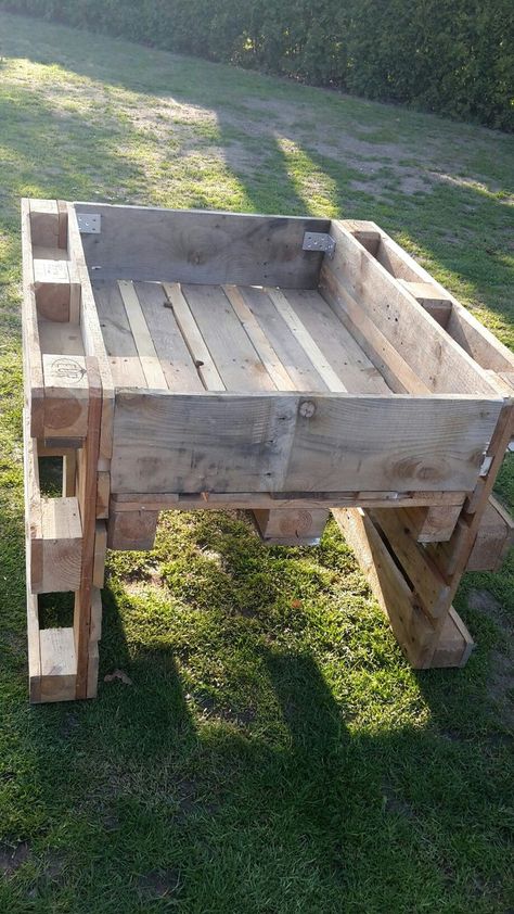 Fill the pallet with soil and plant your favorite vegetables or herbs in the slats. Vertical Gardening: Utilize the vertical space of the pallet to maximize planting area. Maintenance: Water regularly and ensure proper drainage. Hashtags:  #PalletGardening #VegetableGarden #HomeDecor #DIYGarden #VerticalGarden #SustainableLiving Pallet Raised Garden Bed, Pallet Garden Ideas, Woodworking Beginner, Pallet Projects Garden, Woodwork Ideas, Large Workshop, Raised Garden Beds Diy, Garden Decor Projects, Pallet Garden